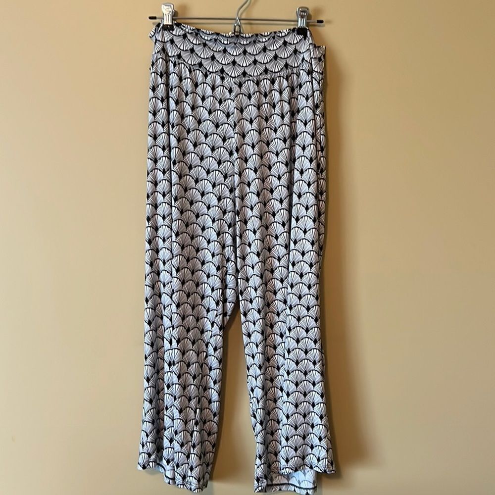 CLARA SUN WOO cropped palazzo pants. Black / white shell pattern. 1x